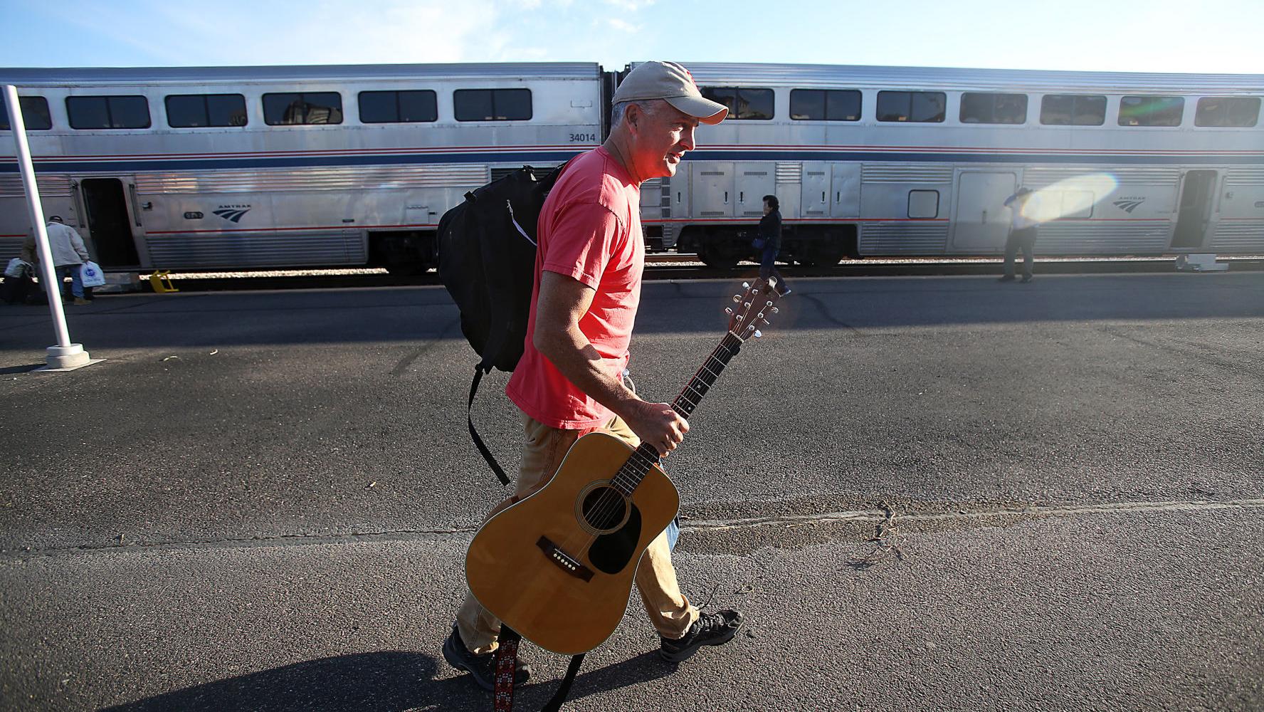 Student makes 12-hour commute for Noam Chomsky class at University of Arizona 鈥 twice a week